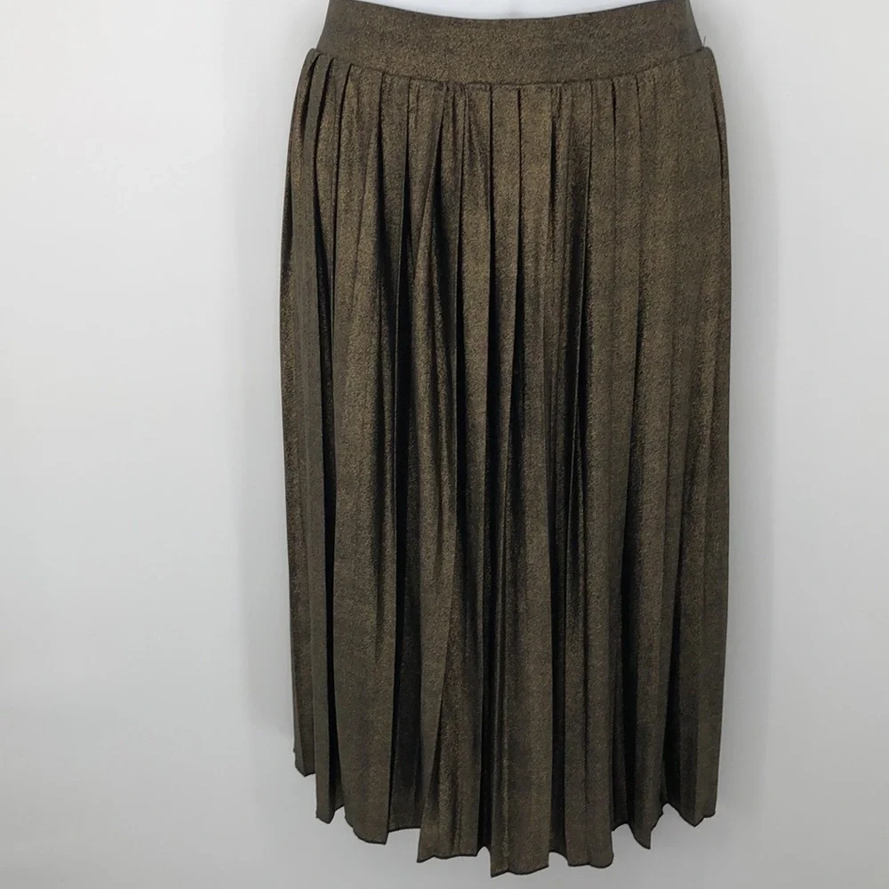 Charlotte Russe Pleated Gold Fleck and Black Skiirt Size L Shiny Shimmery